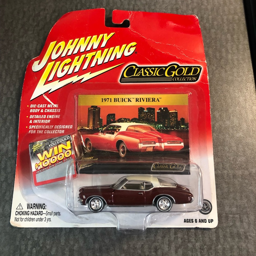 Johnny Lightning Classic Gold 1971 Buick Rivera